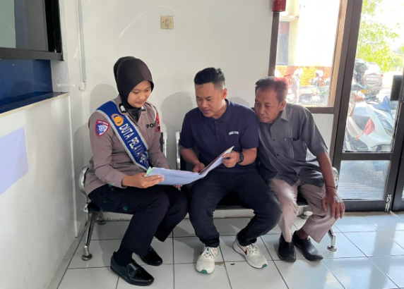 Polantas Menyapa ‘Problem Solving”: Duta Pelayanan BPKB Polres Sragen Bantu Langsung Warga yang Kesulitan Prosedur Pendaftaran