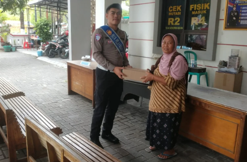 Polantas Menyapa, Polres Sragen Aksi Sosial di Tengah Pelayanan Samsat Kab. Sragen: Berikan Bantuan sosial berupa paket Sembako kepada pedagang kecil di Samsat