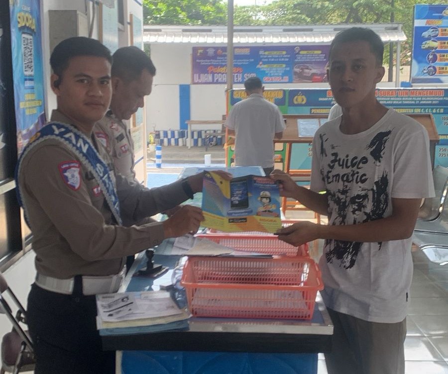 Mudahkan Pemohon, Duta Pelayanan Satpas Sragen “Bedah” Prosedur SIM Lewat Selembar Flyer