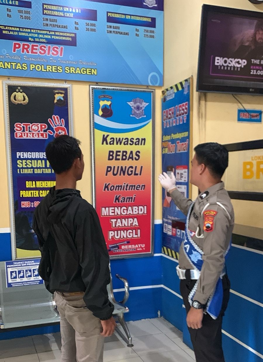 Satlantas Polres Sragen Pertegas Aturan Main, Banner Biaya Resmi Kini Hiasi Ruang Pelayanan SIM