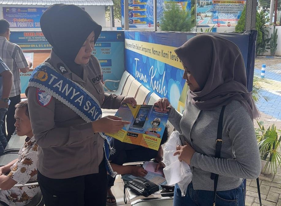 Mudahkan Pemohon, Duta Pelayanan Satpas Sragen “Bedah” Prosedur SIM Lewat Selembar Flyer