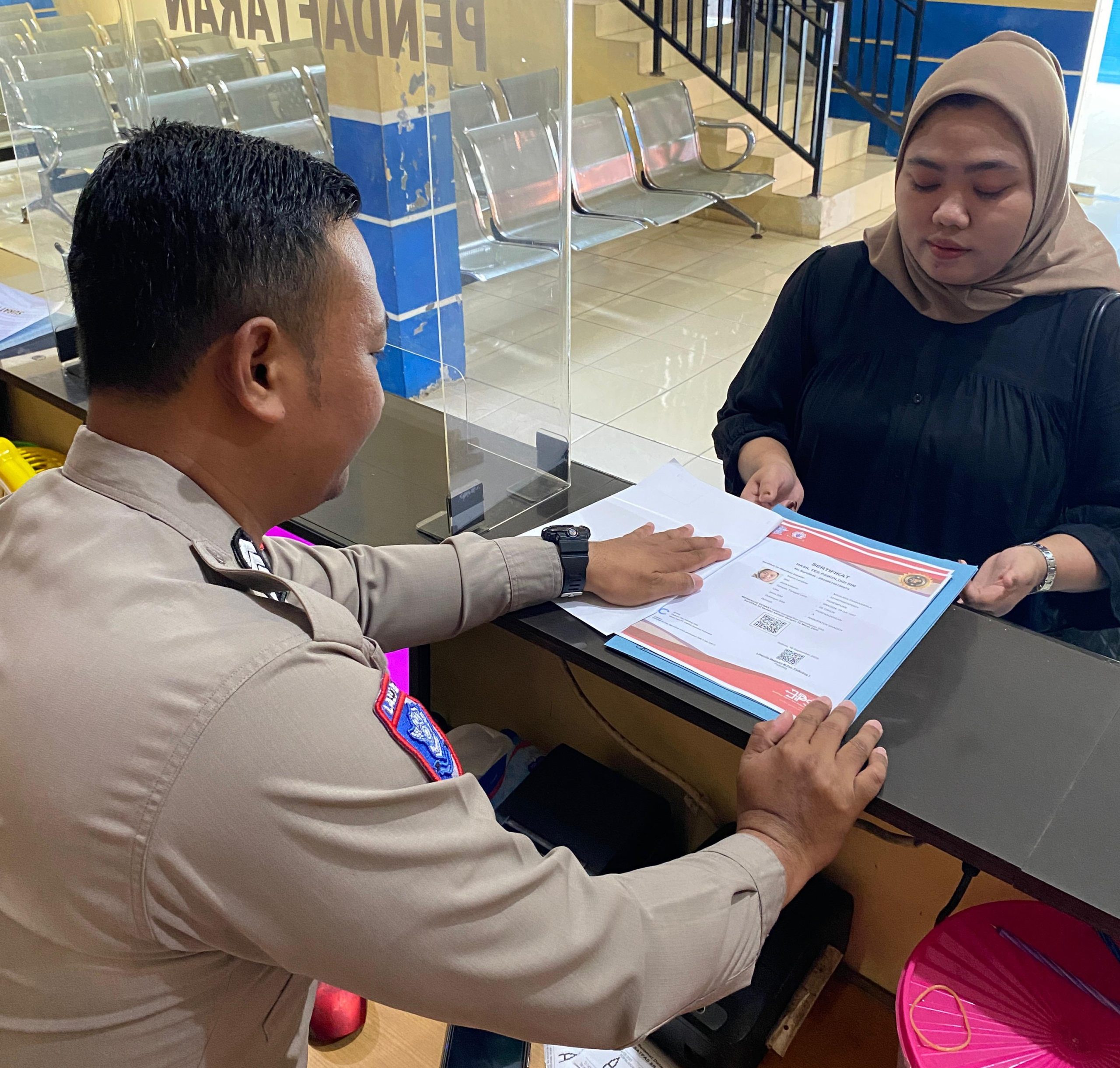 Mudahkan Pemohon, Duta Pelayanan Satpas Sragen “Bedah” Prosedur SIM Lewat Selembar Flyer