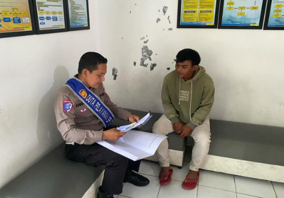 Polantas Menyapa ‘Problem Solving”: Duta Pelayanan BPKB Polres Sragen Bantu Langsung Warga yang Kesulitan Prosedur Pendaftaran