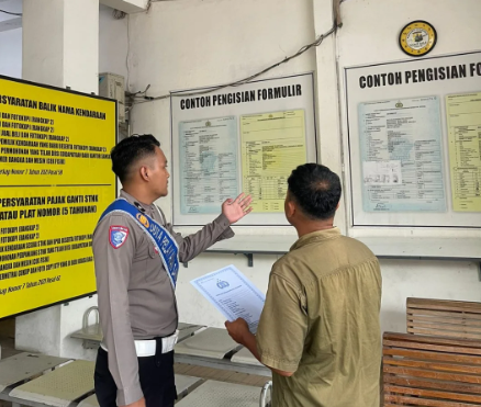 Polres Sragen Aktif Edukasi Masyarakat Lewat Program ‘Polantas Menyapa’ dalam Upaya Peningkatan Pelayanan Samsat