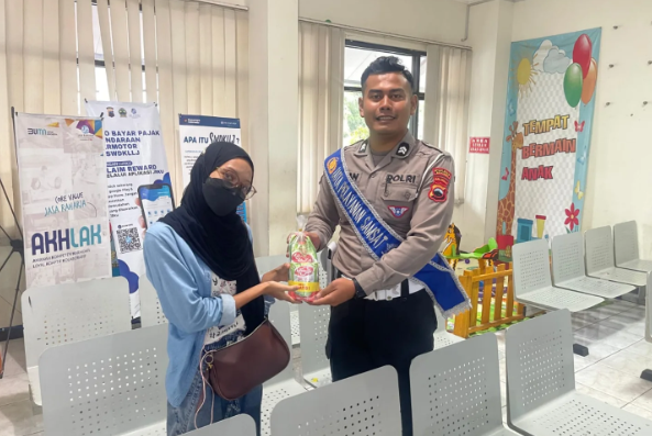 Polantas Menyapa, Polres Sragen Aksi Sosial di Tengah Pelayanan Samsat : Berikan  reward berupa sebuah coklat dan sovenir kepada pendaftar pertama pajak tahunan