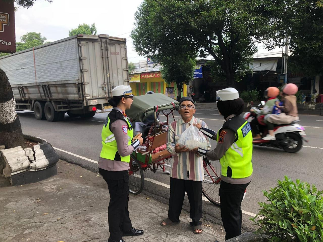Kepedulian Tanpa Batas: Patroli Anti Lapar Dan Haus Polres Sragen Sapa Warga di Pos Terpadu Alun-Alun