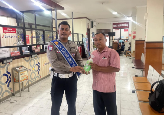 Polantas Menyapa, Polres Sragen Aksi Sosial di Tengah Pelayanan Samsat : Berikan  reward berupa sebuah souvenir kepada pendaftar pertama pemohon register