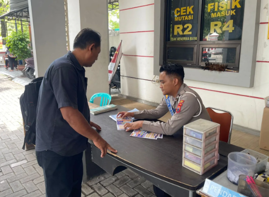 Polres Sragen Aktif Edukasi Masyarakat Lewat Program ‘Polantas Menyapa’ dalam Upaya Peningkatan Pelayanan Samsat