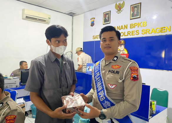 Polantas Menyapa, Polres Sragen Aksi Sosial di Tengah Pelayanan BPKB : Berikan reward berupa souvenir kepada pendaftar pertama pemohon register