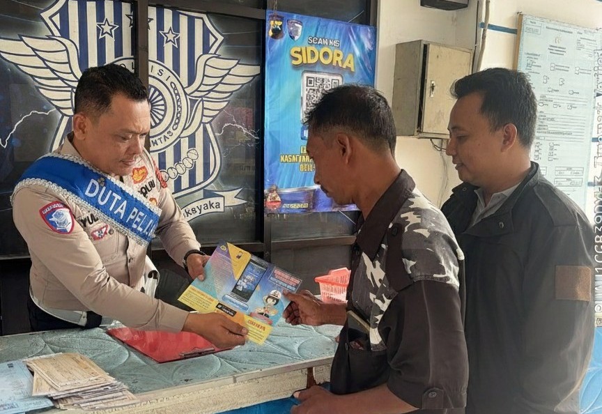 Gerakan Mandiri Urus SIM: Duta Pelayanan Polres Sragen Masifkan Sosialisasi Flyer di Satpas