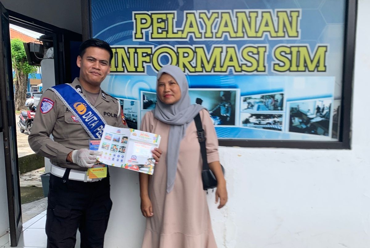 Perlu Bingung, Duta Pelayanan SIM Polres Sragen “Pandu” Pemohon Lewat Visualisasi Flyer dan Banner