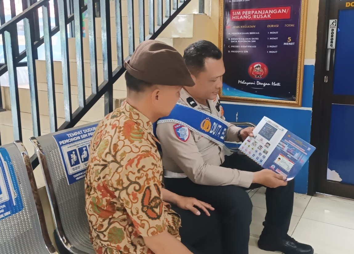 Tak Perlu Bingung, Duta Pelayanan SIM Polres Sragen “Pandu” Pemohon Lewat Visualisasi Flyer dan Banner