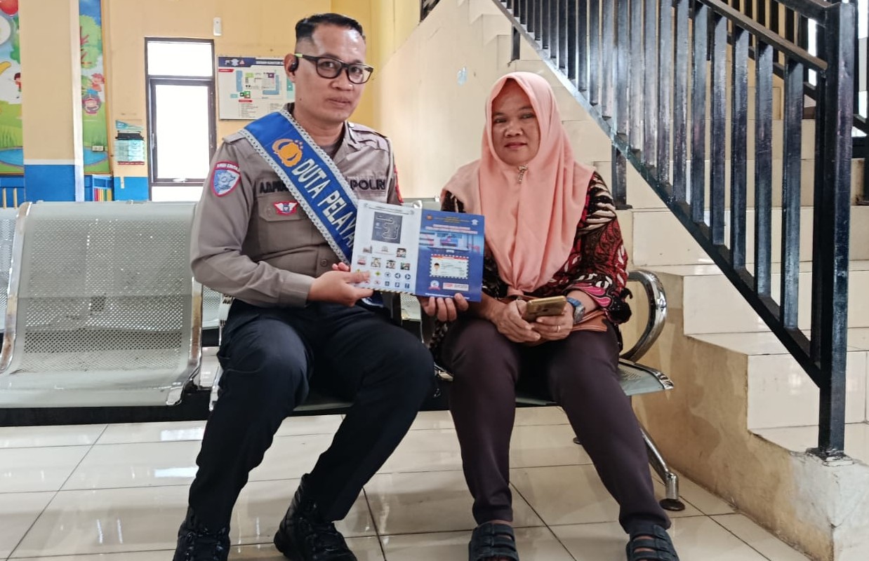 Gerakan Mandiri Urus SIM: Duta Pelayanan Polres Sragen Masifkan Sosialisasi Flyer di Satpas