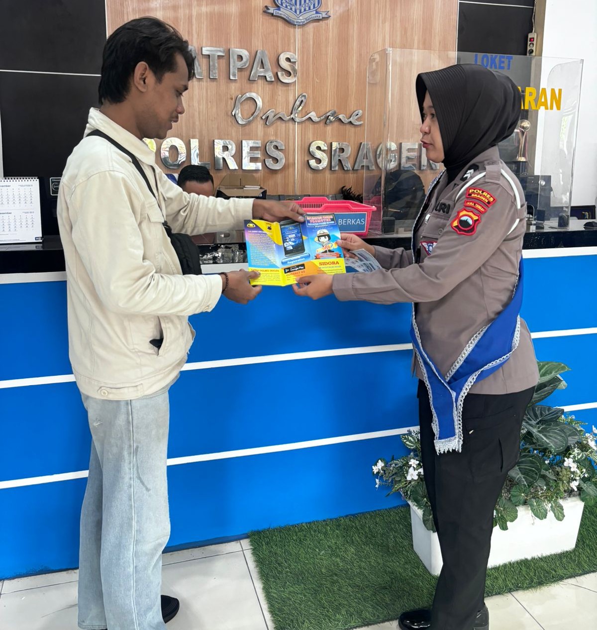 Gerakan Mandiri Urus SIM: Duta Pelayanan Polres Sragen Masifkan Sosialisasi Flyer di Satpas
