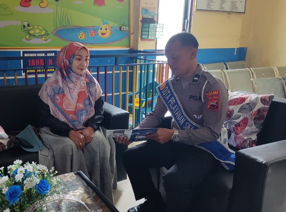 Perang Lawan Calo, Satlantas Polres Sragen ‘Senjatai’ Pemohon dengan Flyer Informasi Resmi