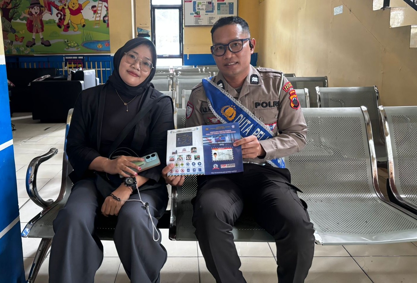 Perang Lawan Calo, Satlantas Polres Sragen ‘Senjatai’ Pemohon dengan Flyer Informasi Resmi