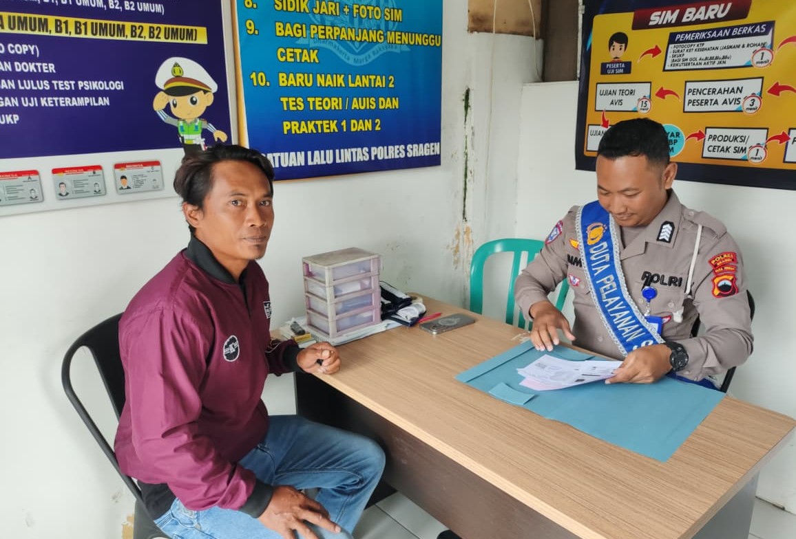 Cegah Praktik Percaloan, Satlantas Polres Sragen Tebar Flyer Panduan dan Banner Tarif Resmi di Satpas