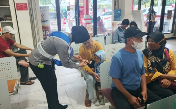 Polantas Menyapa, Polres Sragen Aksi Sosial di Tengah Pelayanan Samsat : Berikan  reward berupa sebuah coklat dan sovenir kepada pendaftar pertama pajak tahunan”