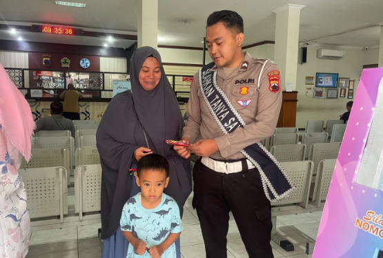 Polantas Menyapa, Polres Sragen Aksi Sosial di Tengah Pelayanan Samsat : Berikan  reward berupa sebuah coklat dan sovenir kepada pendaftar pertama pajak tahunan