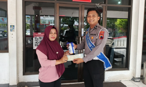 Polantas Menyapa, Polres Sragen Aksi Sosial di Tengah Pelayanan Samsat : Berikan  reward berupa sebuah coklat dan sovenir kepada pendaftar pertama pajak tahunan