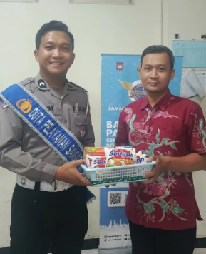 Polantas Menyapa, Polres Sragen Aksi Sosial di Tengah Pelayanan Samsat Kab. Sragen: Berikan Bantuan sosial berupa Parcel Sembako kepada 3 wajib pajak pertama pada hari ini