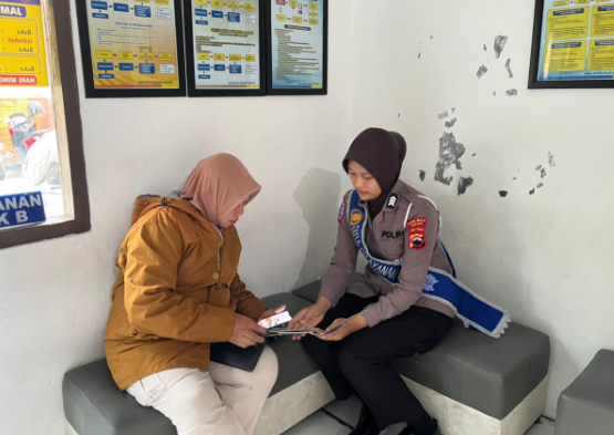 Polantas Menyapa ‘Problem Solving”: Duta Pelayanan BPKB Polres Sragen Bantu Langsung Warga yang Kesulitan Prosedur Pendaftaran