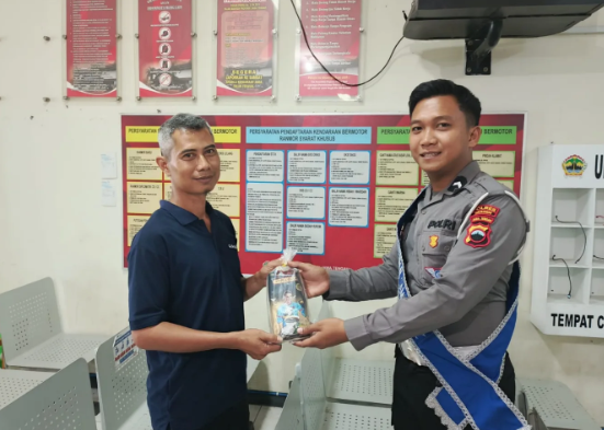 Polantas Menyapa, Polres Sragen Aksi Sosial di Tengah Pelayanan Samsat : Berikan  reward berupa sebuah souvenir kepada pendaftar pertama pajak tahunan