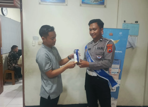 Polantas Menyapa, Polres Sragen Aksi Sosial di Tengah Pelayanan Samsat : Berikan  reward berupa sebuah sovenir kepada pendaftar pertama pajak tahunan