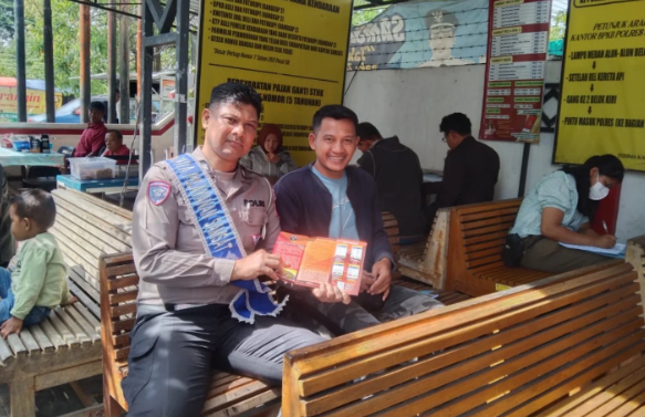 Polres Sragen Aktif Edukasi Masyarakat Lewat Program ‘Polantas Menyapa’ dalam Upaya Peningkatan Pelayanan Samsat