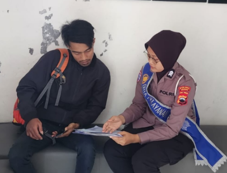 Polantas Menyapa ‘Problem Solving”: Duta Pelayanan BPKB Polres Sragen Bantu Langsung Warga yang Kesulitan Prosedur Pendaftaran