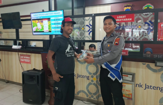Polantas Menyapa, Polres Sragen Aksi Sosial di Tengah Pelayanan Samsat : Berikan  reward berupa sebuah sovenir kepada pendaftar pertama pajak tahunan