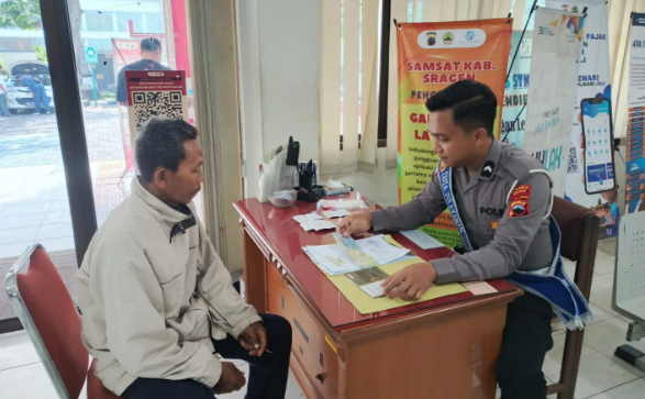 Polres Sragen Aktif Edukasi Masyarakat Lewat Program ‘Polantas Menyapa’ dalam Upaya Peningkatan Pelayanan Samsat