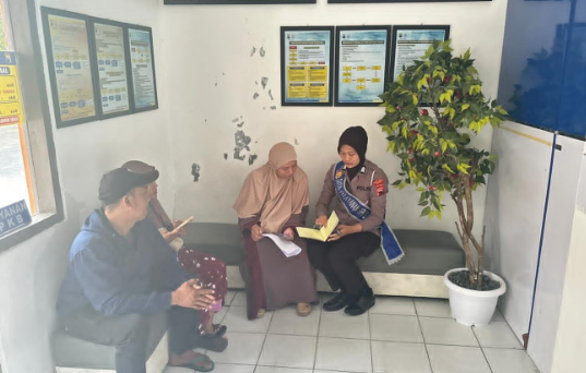 Polantas Menyapa ‘Problem Solving”: Duta Pelayanan BPKB Polres Sragen Bantu Langsung Warga yang Kesulitan Prosedur Pendaftaran