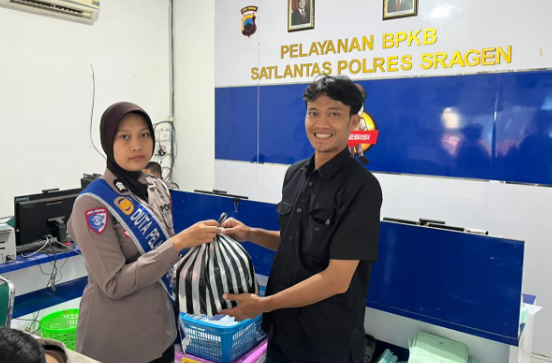 Polantas Menyapa, Polres Sragen Aksi Sosial Di Tengah Pelayanan BPKB : Berikan Bantuan Sosial Berupa Sembako Kepada Pemohon Register