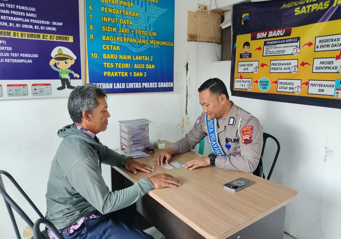 Sigap Melayani, Duta Pelayanan SIM Polres Sragen Bekali Pemohon dengan Panduan Lengkap