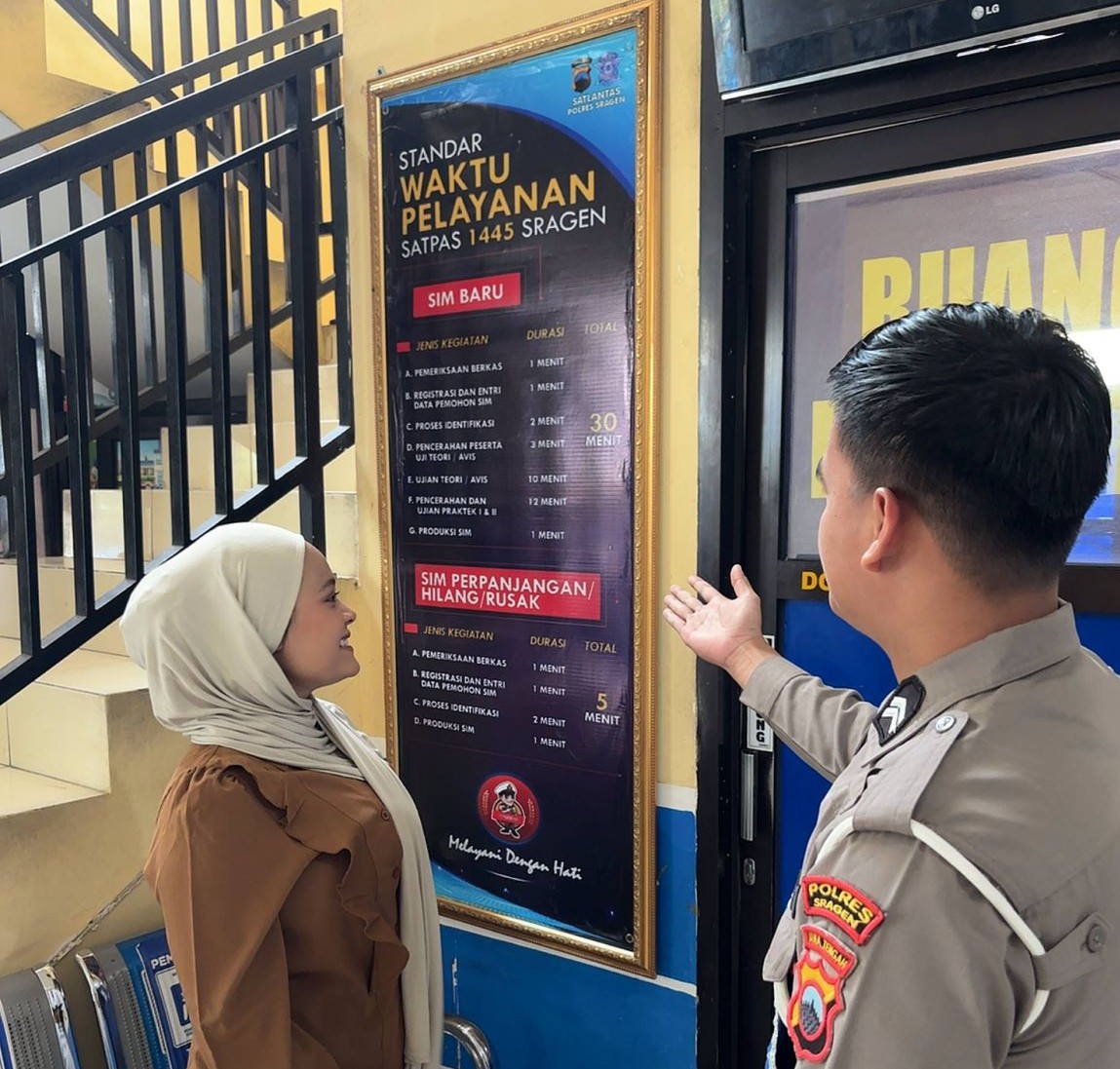 Gandeng Pemohon Cerdas, Satlantas Polres Sragen Optimalkan Banner Tarif Resmi dan Flyer Edukasi