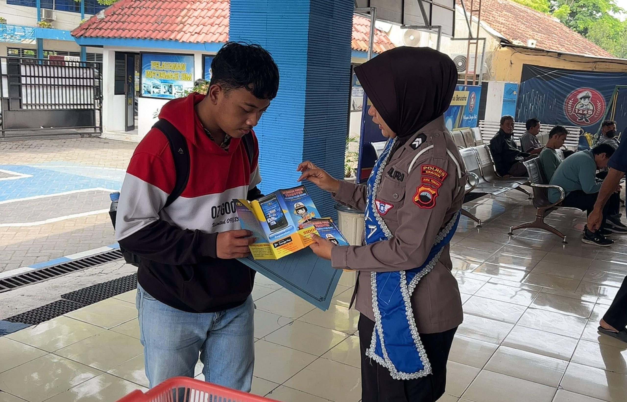 Gandeng Pemohon Cerdas, Satlantas Polres Sragen Optimalkan Banner Tarif Resmi dan Flyer Edukasi