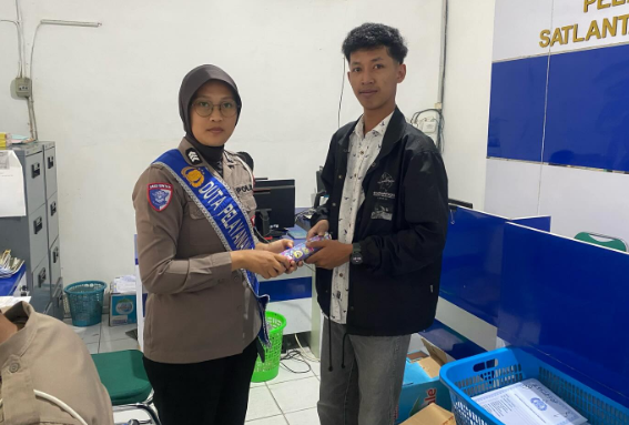 Polantas Menyapa, Polres Sragen Aksi Sosial di Tengah Pelayanan BPKB : Berikan reward berupa souvenir kepada pendaftar pertama pemohon register