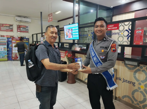 Polantas Menyapa, Polres Sragen Aksi Sosial di Tengah Pelayanan Samsat : Berikan  reward berupa sebuah souvenir kepada pendaftar pertama pemohon register