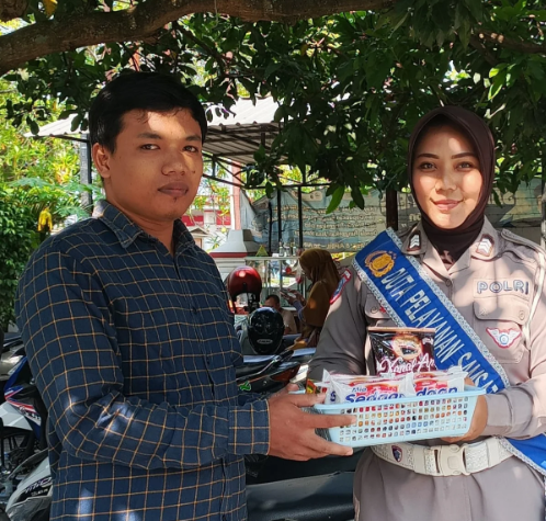 Polantas Menyapa, Polres Sragen Aksi Sosial di Tengah Pelayanan Samsat : Berikan  reward berupa sebuah souvenir kepada pendaftar pertama pajak 5 tahunan