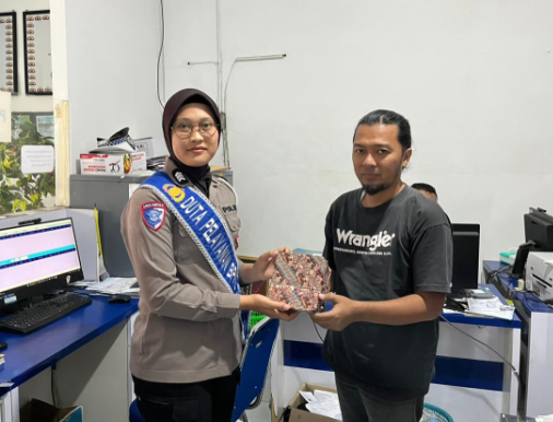 Polantas Menyapa, Polres Sragen Aksi Sosial di Tengah Pelayanan BPKB : Berikan reward berupa souvenir kepada pendaftar pertama pemohon register