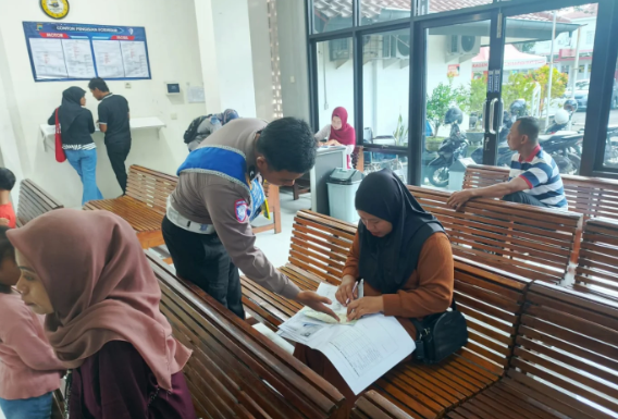 Satuan Lalu Lintas Polres Sragen terus mengedepankan pelayanan yang berorientasi pada penyelesaian masalah (problem solving) bagi masyarakat yang mengurus administrasi kendaraan di Samsat.