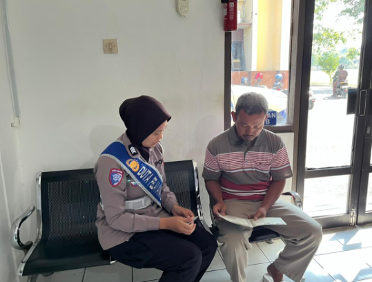 Polantas Menyapa Problem Solving: Duta Pelayanan BPKB Polres Sragen Bantu Langsung Warga yang Kesulitan Prosedur Pendaftaran