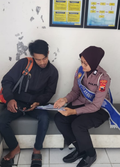 Polantas Menyapa ‘Problem Solving”: Duta Pelayanan BPKB Polres Sragen Bantu Langsung Warga yang Kesulitan Prosedur Pendaftaran