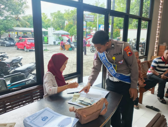 Satuan Lalu Lintas Polres Sragen terus mengedepankan pelayanan yang berorientasi pada penyelesaian masalah (problem solving) bagi masyarakat yang mengurus administrasi kendaraan di Samsat.