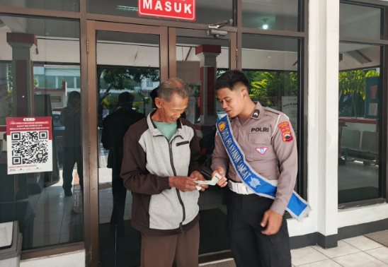 Satuan Lalu Lintas Polres Sragen terus mengedepankan pelayanan yang berorientasi pada penyelesaian masalah (problem solving) bagi masyarakat yang mengurus administrasi kendaraan di Samsat