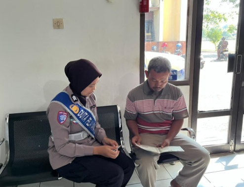 Polantas Menyapa ‘Problem Solving”: Duta Pelayanan BPKB Polres Sragen Bantu Langsung Warga yang Kesulitan Prosedur Pendaftaran