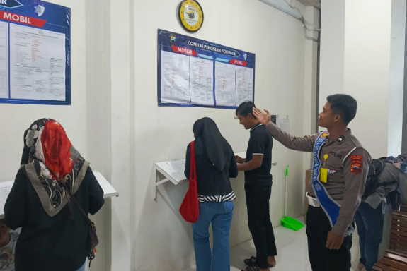 Polres Sragen Aktif Edukasi Masyarakat Lewat Program ‘Polantas Menyapa’ dalam Upaya Peningkatan Pelayanan Samsat