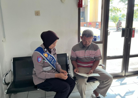 Polantas Menyapa Problem Solving: Duta Pelayanan BPKB Polres Sragen Bantu Langsung Warga yang Kesulitan Prosedur Pendaftaran
