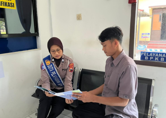 Polantas Menyapa ‘Problem Solving”: Duta Pelayanan BPKB Polres Sragen Bantu Langsung Warga yang Kesulitan Prosedur Pendaftaran